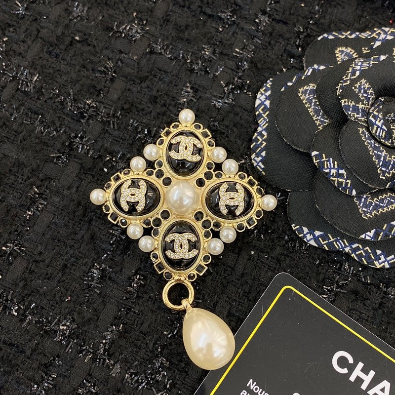 Chanel Pearl Pendant Gold 18K Gold Brooch